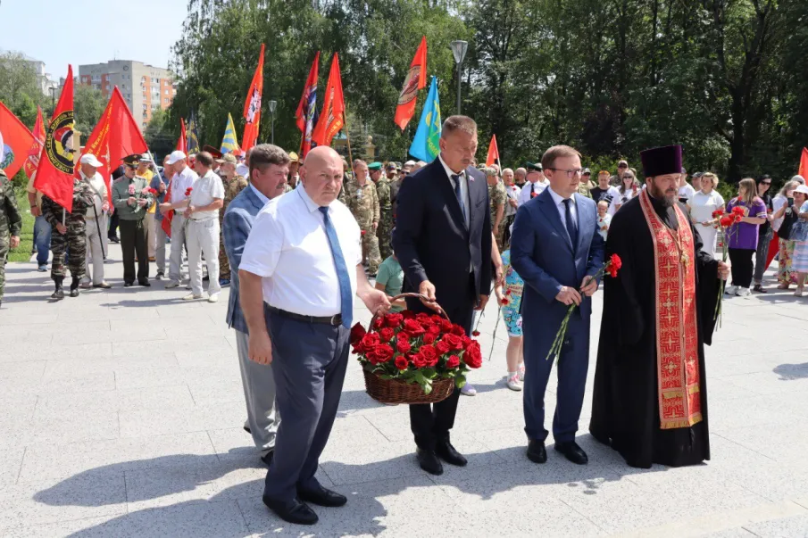 Министр социальной политики Игорь Седых вместе с ветеранами почтил память защитников Отечества
